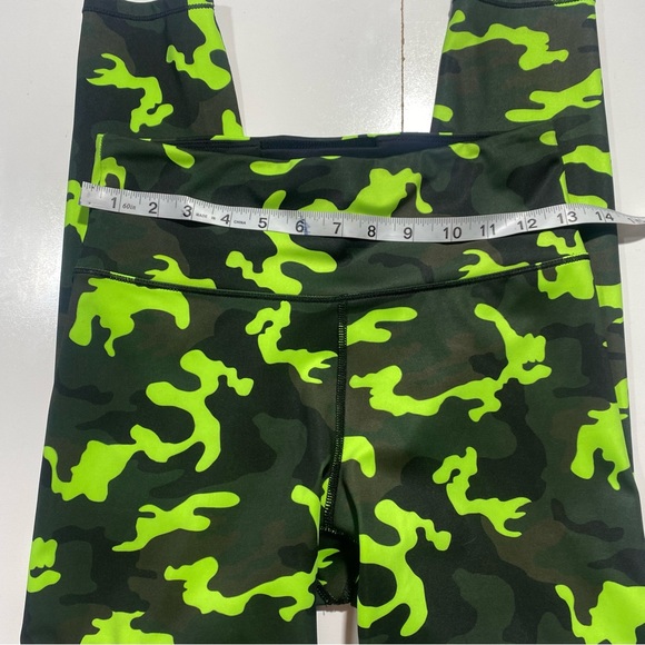 Free People Movement Tide Is High Green Neon Camo 7/8 Activewear LeggingSize S-M - Picture 14 of 15